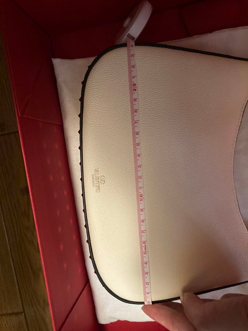 Valentino スタッズ付きオフホワイトショルダーバッグ