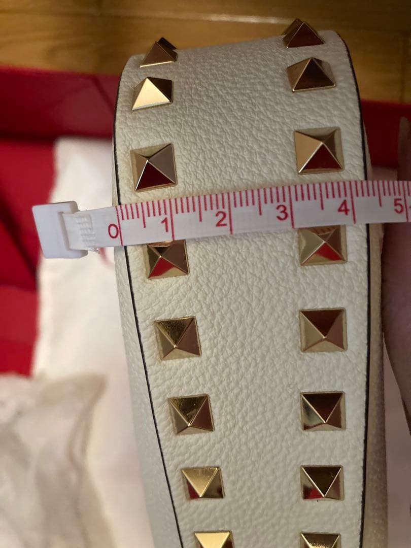 Valentino スタッズ付きオフホワイトショルダーバッグ