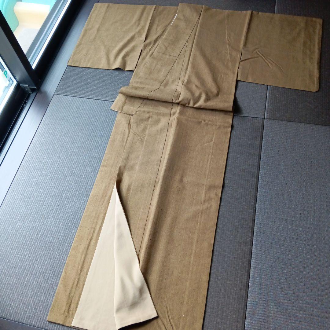 結城紬（との事で購入しております）色無地　紬　鶯茶色　梅幸茶　刺繍一つ紋入り