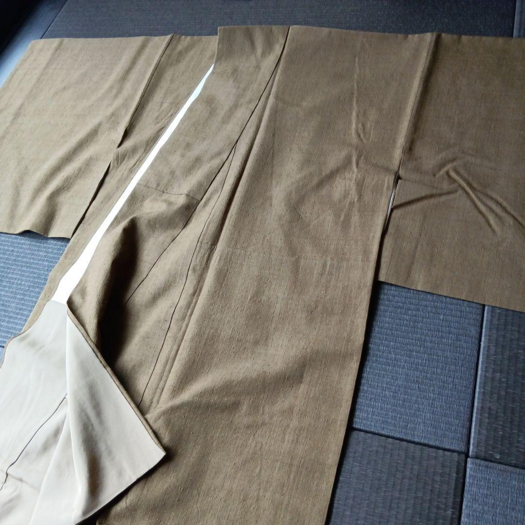 結城紬（との事で購入しております）色無地　紬　鶯茶色　梅幸茶　刺繍一つ紋入り