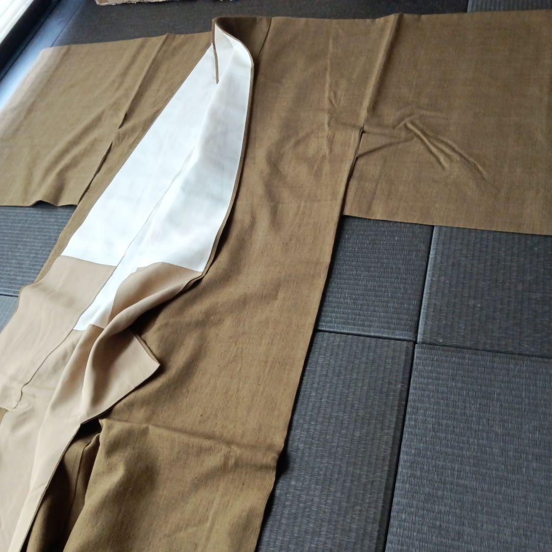 結城紬（との事で購入しております）色無地　紬　鶯茶色　梅幸茶　刺繍一つ紋入り