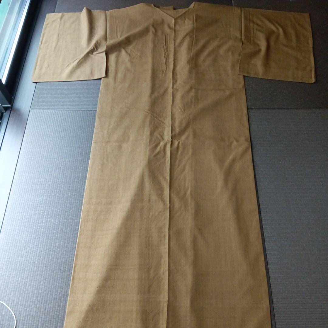 結城紬（との事で購入しております）色無地　紬　鶯茶色　梅幸茶　刺繍一つ紋入り