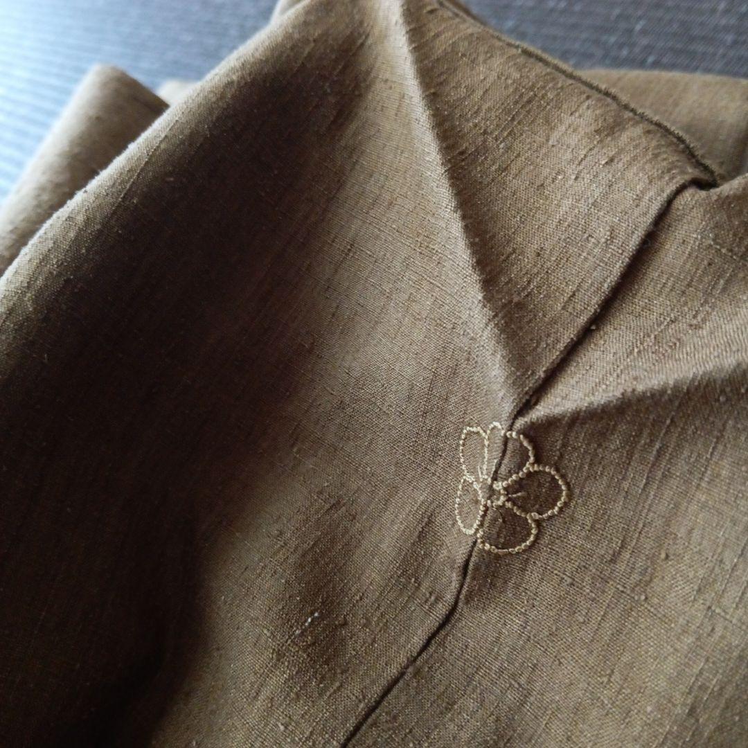 結城紬（との事で購入しております）色無地　紬　鶯茶色　梅幸茶　刺繍一つ紋入り