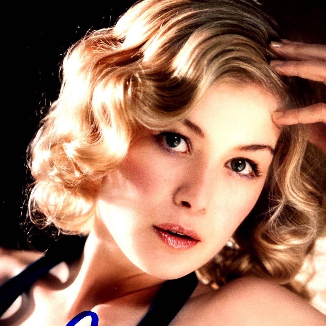 ロザムンド・パイク直筆サイン入り2Lサイズ写真…