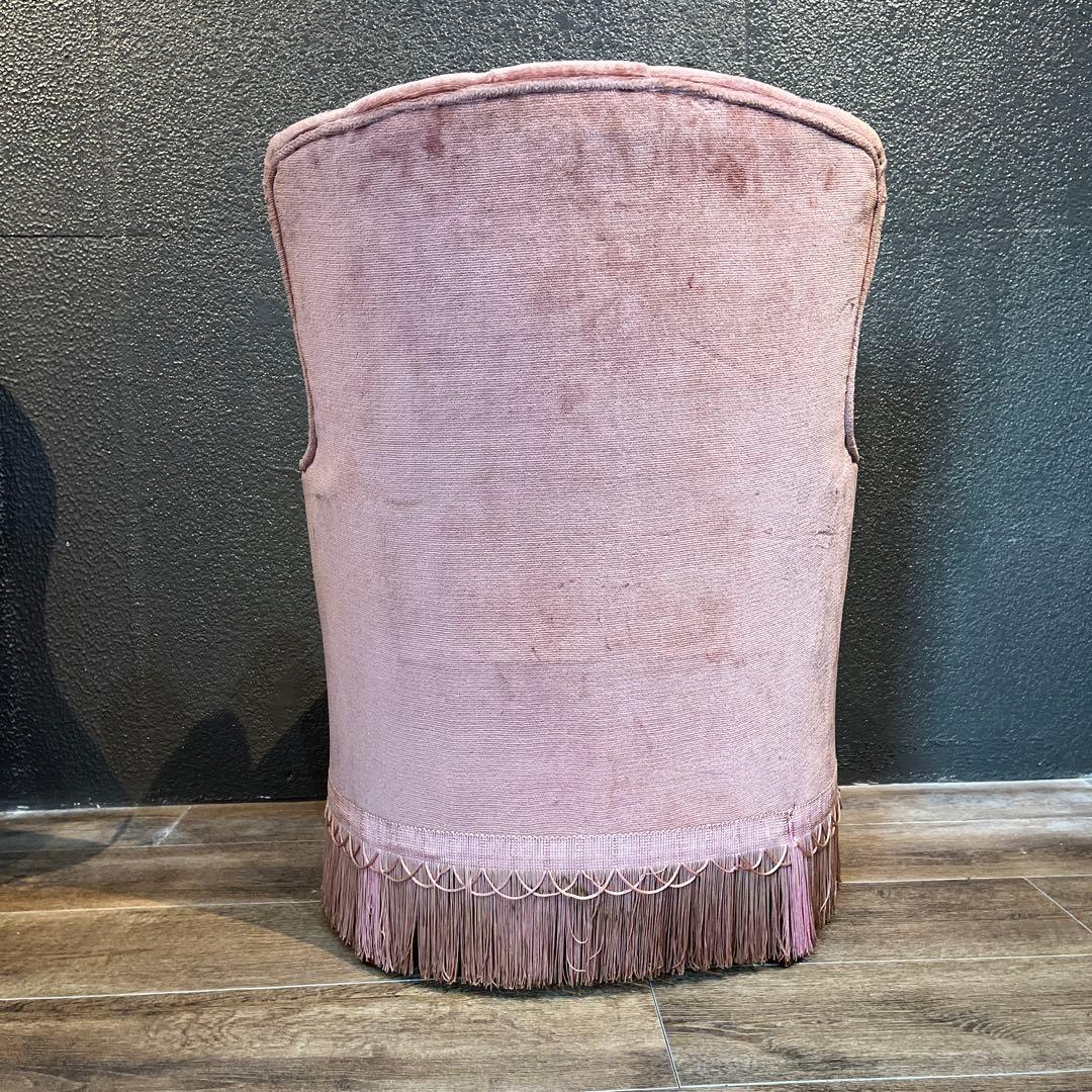 【ITページ 】ピンクのボタン留めアームチェア フリンジ付き／②