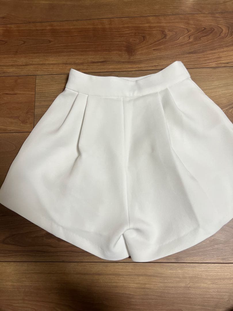 シェリエ　sheller ホワイト プリーツショートパンツ