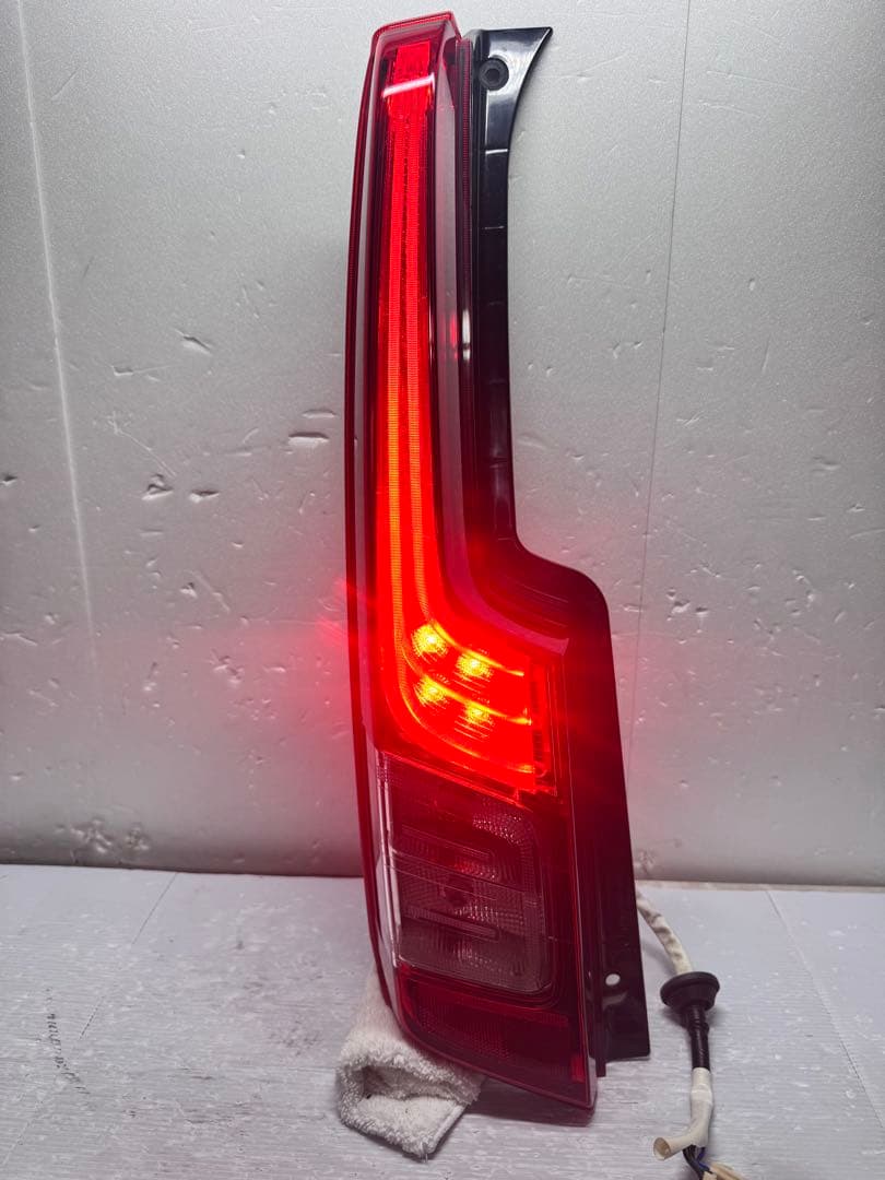 LA150S ムーヴ☆後期純正LEDテールレンズ☆