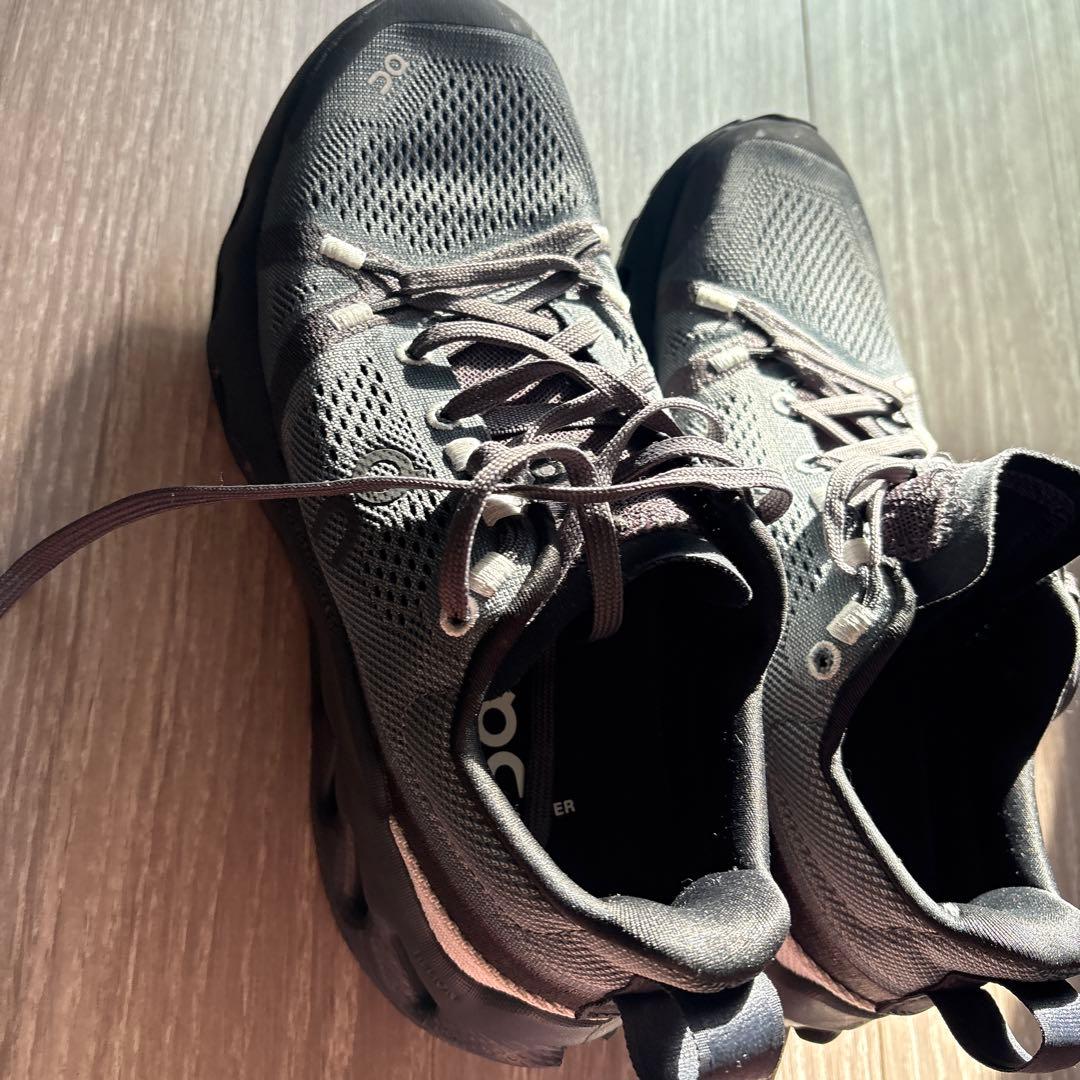 オンOn Cloudsurfer Trail トレイルランニングシューズ グレー
