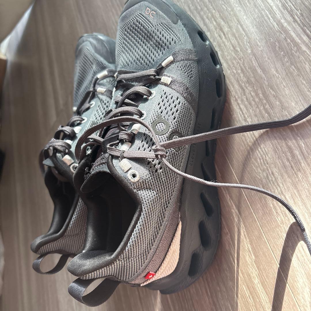 オンOn Cloudsurfer Trail トレイルランニングシューズ グレー