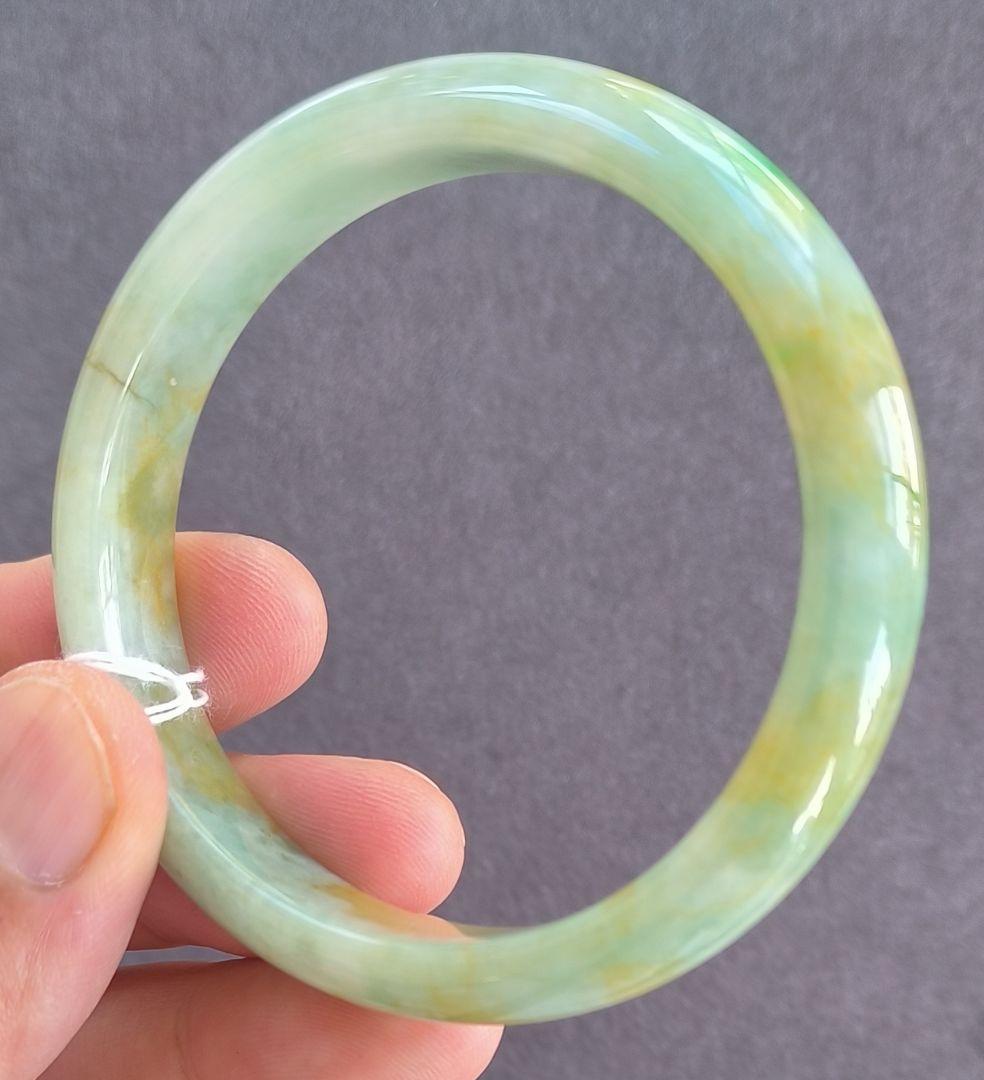 あかおかずき【日本鑑別書付】ミャンマー産本翡翠のバングル（内径56〜57）
