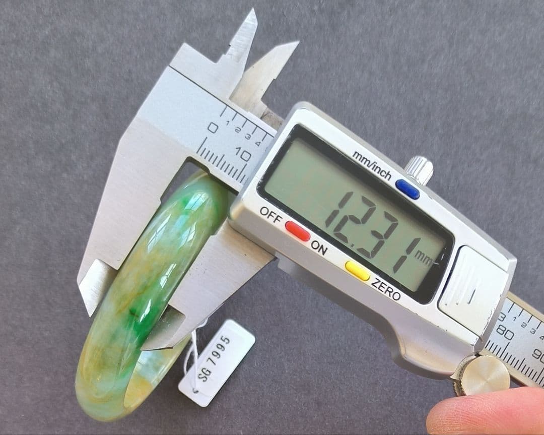 あかおかずき【日本鑑別書付】ミャンマー産本翡翠のバングル（内径56〜57）