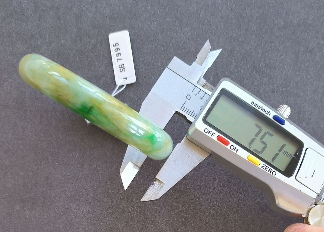 あかおかずき【日本鑑別書付】ミャンマー産本翡翠のバングル（内径56〜57）