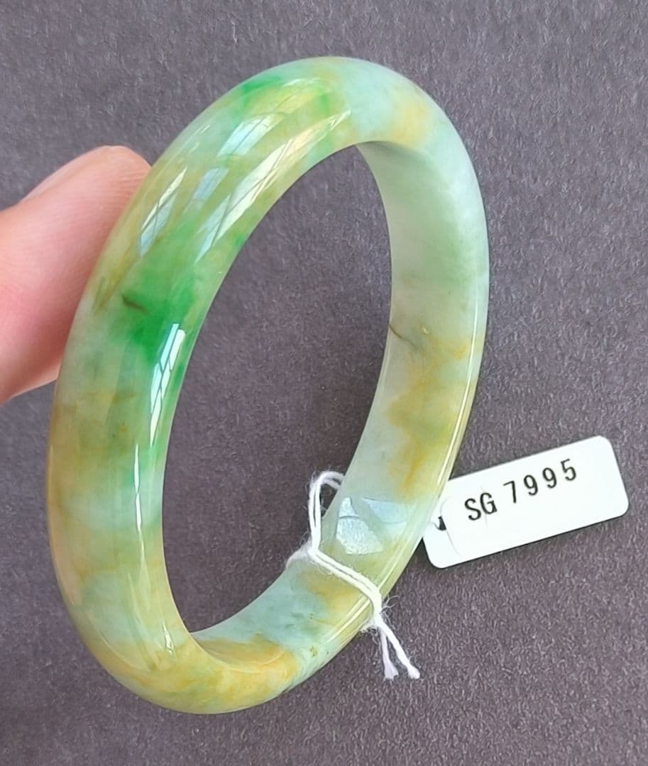 あかおかずき【日本鑑別書付】ミャンマー産本翡翠のバングル（内径56〜57）