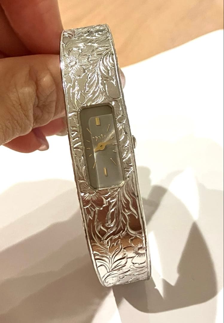 再値下！agete♪バングル型　クォーツ腕時計