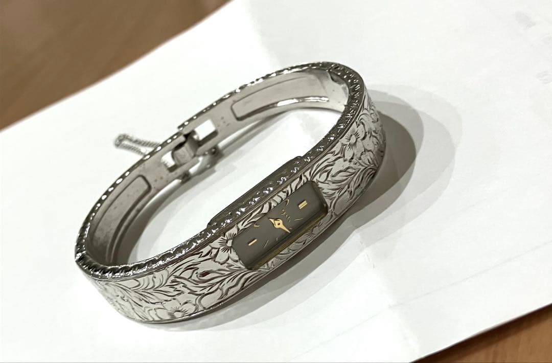 再値下！agete♪バングル型　クォーツ腕時計