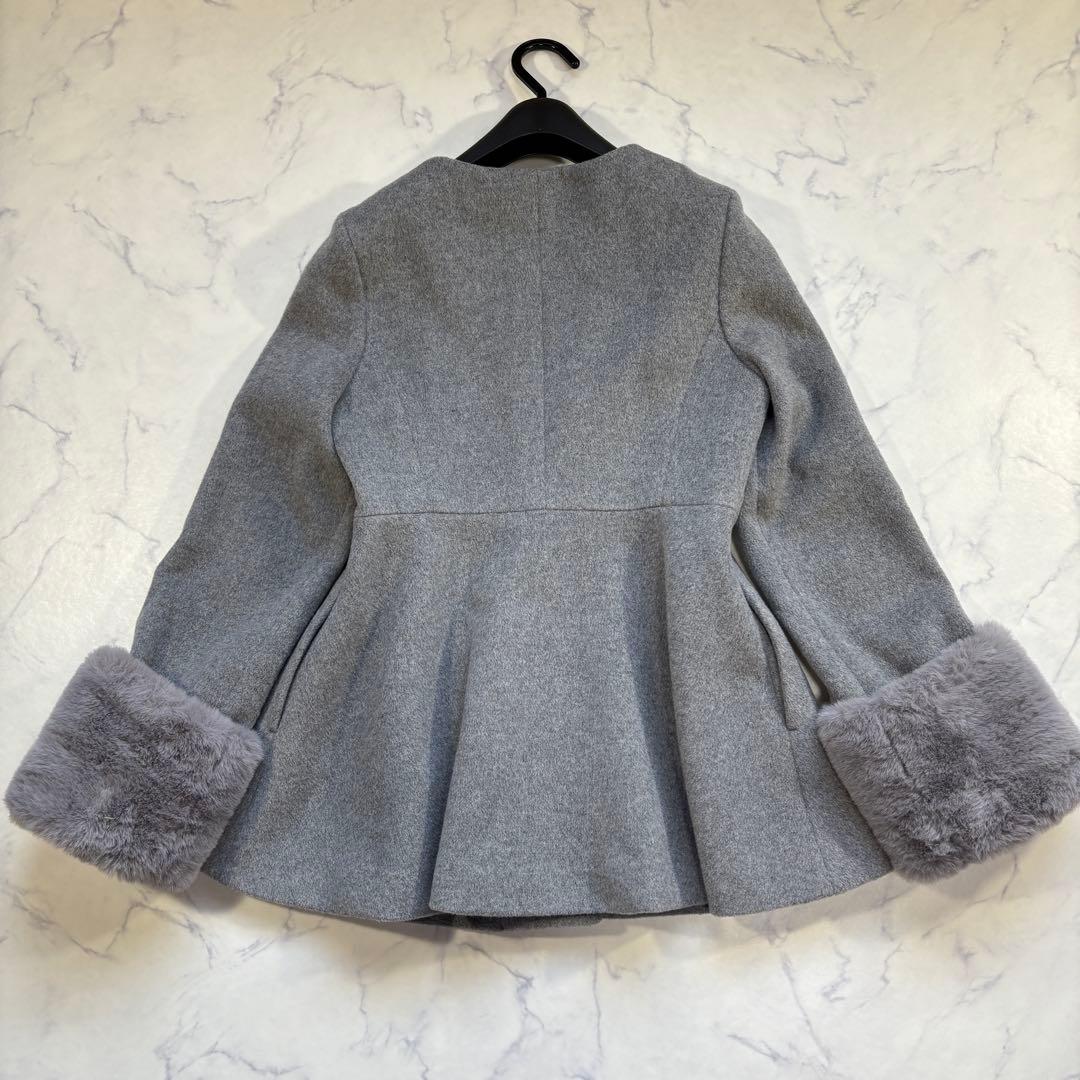 極美品24AWナチュラルビューティベーシックフェイクファースリーブペプラムコート