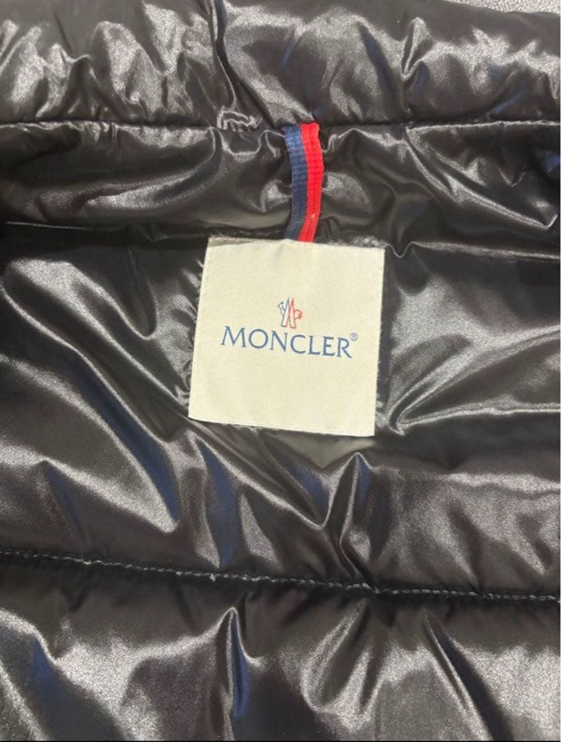 Moncler ブラック ダウンベスト