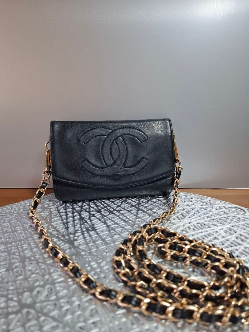 CHANEL 　デカココ　ラムスキン　二つ折り財布　斜め掛け