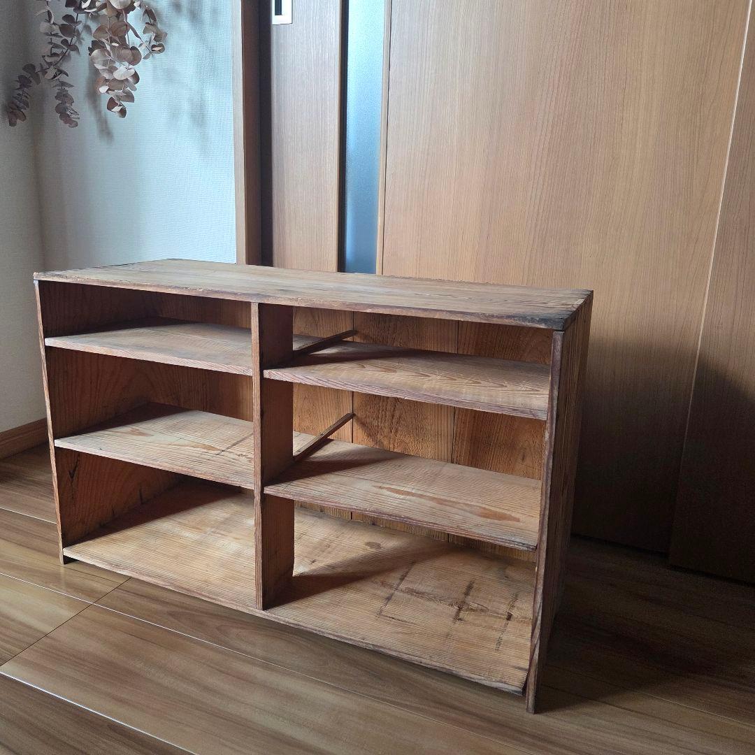 古びた棚　収納棚　オープンラック　アンティーク　古家具　木製棚　ボックス棚