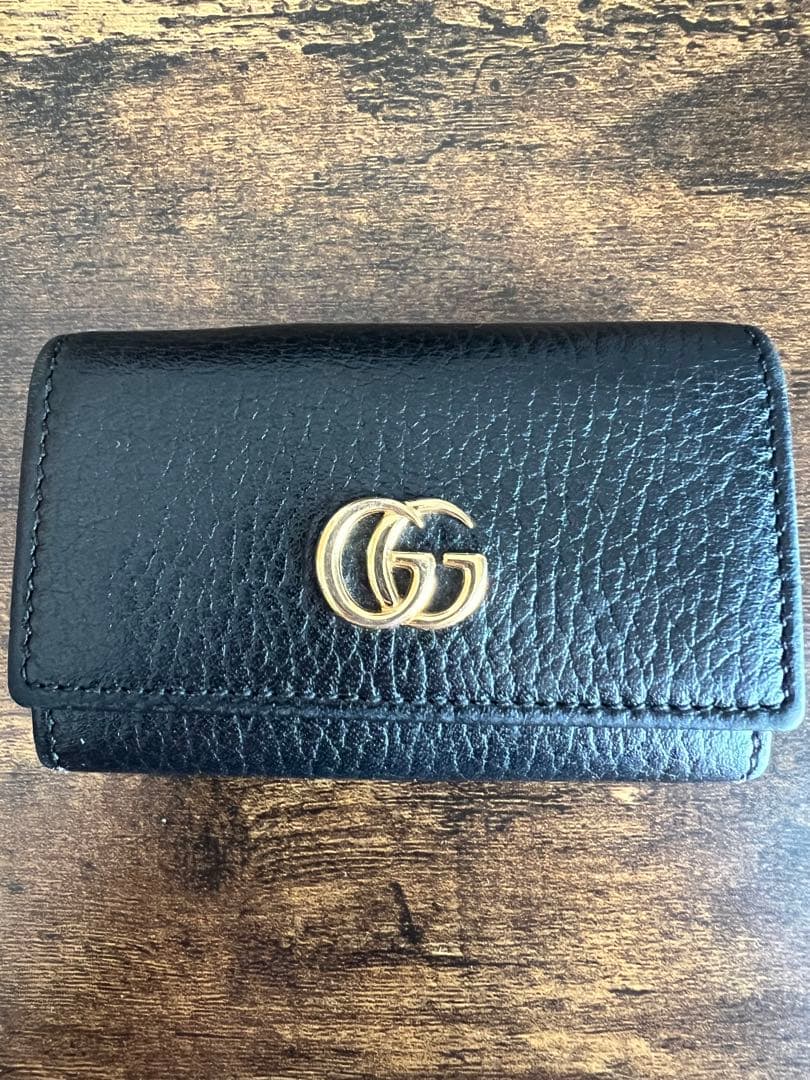 GGロゴ付き黒レザーキーケース