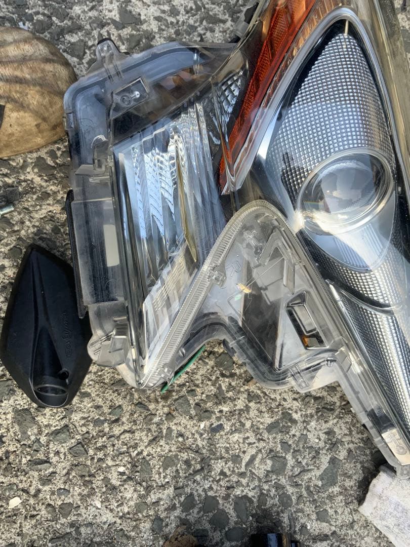 ZVW50 プリウス 右ヘッドランプ　前期 LED ヘッドライト