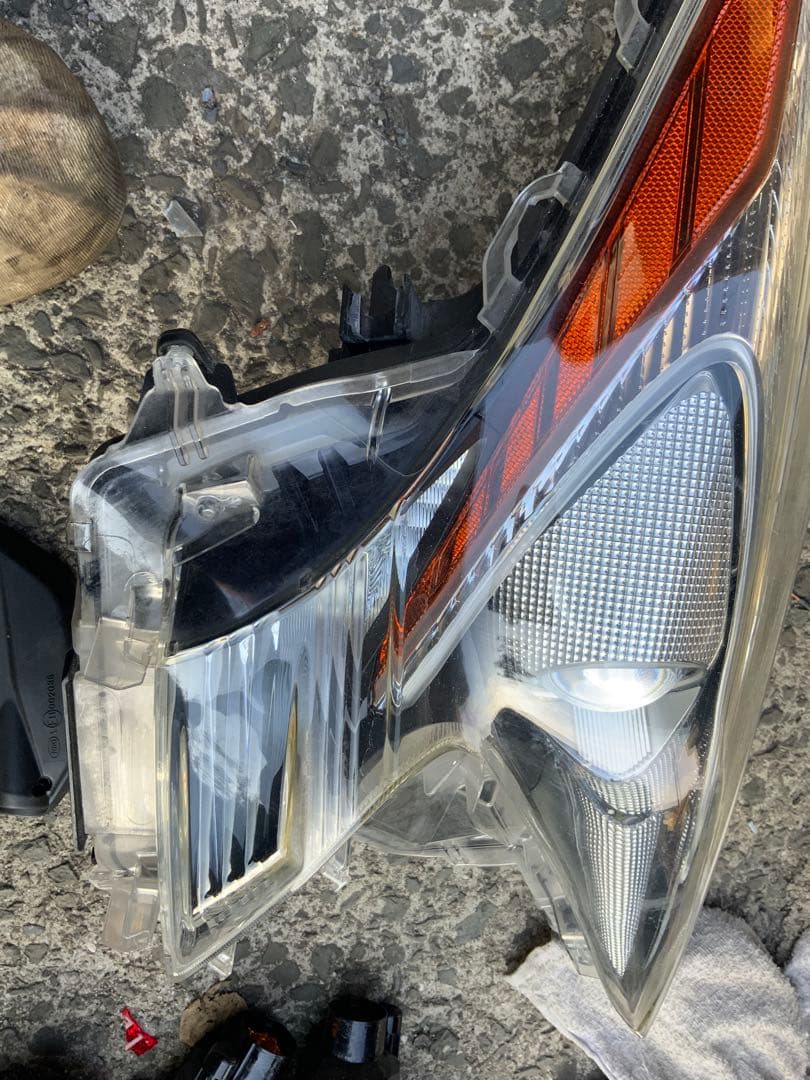 ZVW50 プリウス 右ヘッドランプ　前期 LED ヘッドライト