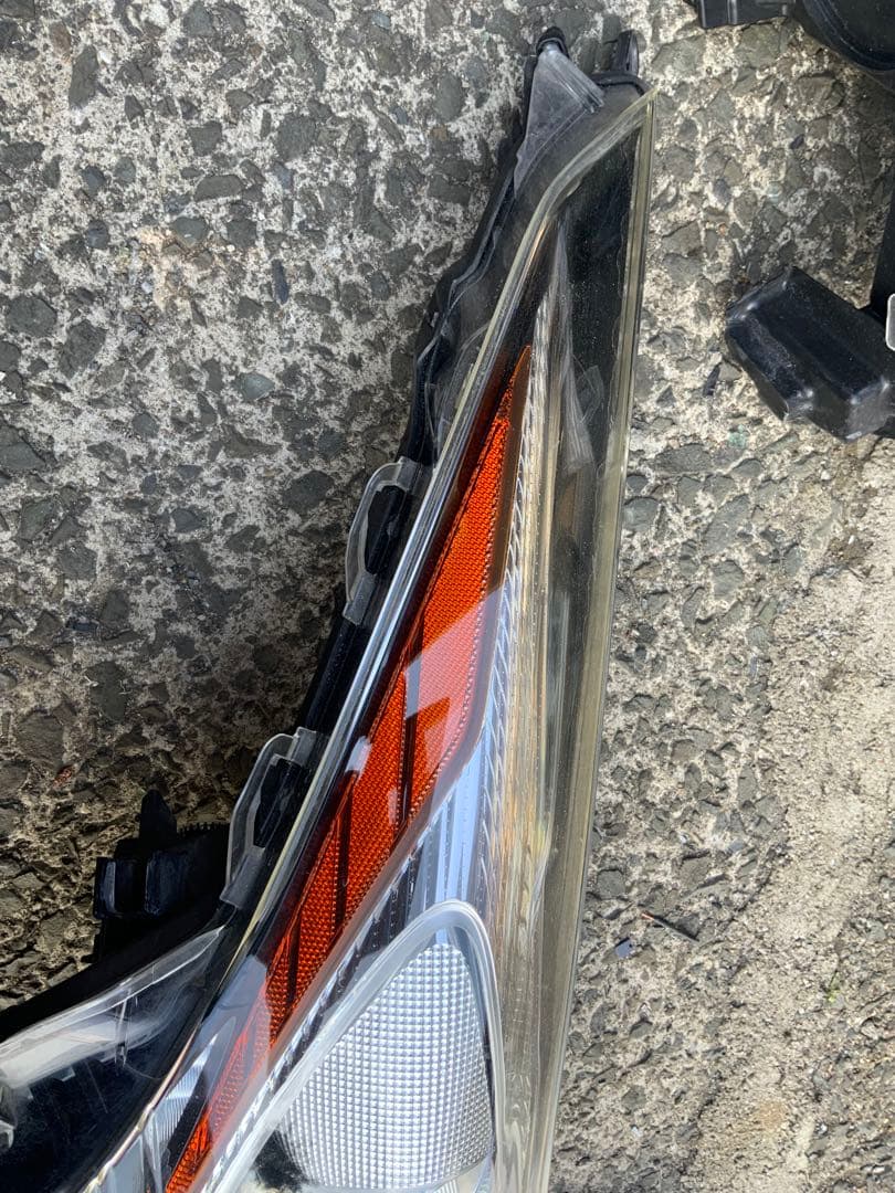 ZVW50 プリウス 右ヘッドランプ　前期 LED ヘッドライト