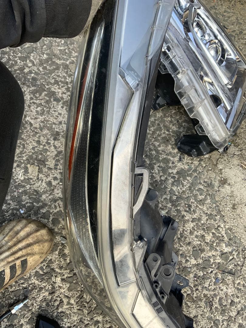 ZVW50 プリウス 右ヘッドランプ　前期 LED ヘッドライト