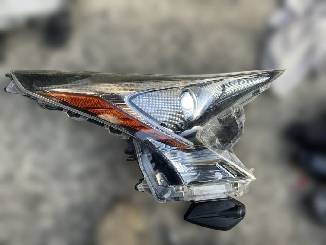 ZVW50 プリウス 右ヘッドランプ　前期 LED ヘッドライト