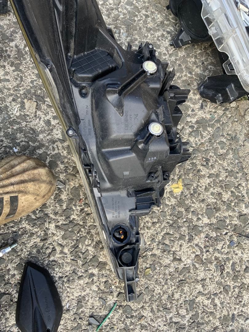 ZVW50 プリウス 右ヘッドランプ　前期 LED ヘッドライト