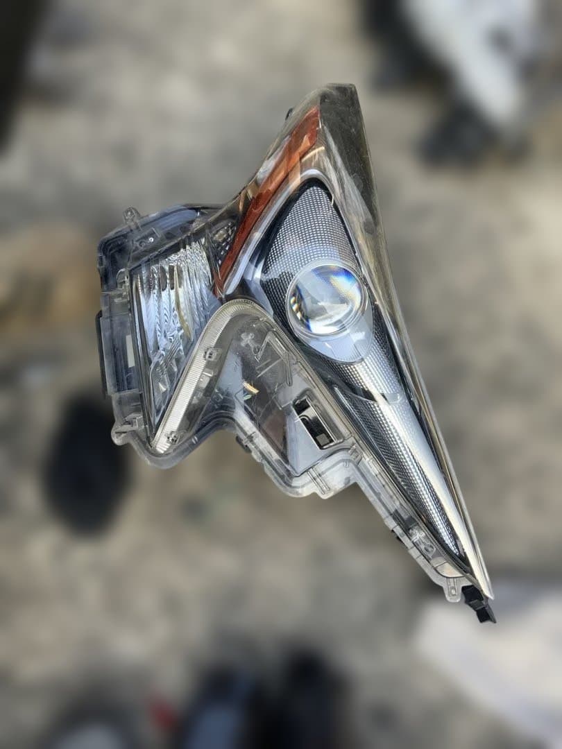 ZVW50 プリウス 右ヘッドランプ　前期 LED ヘッドライト