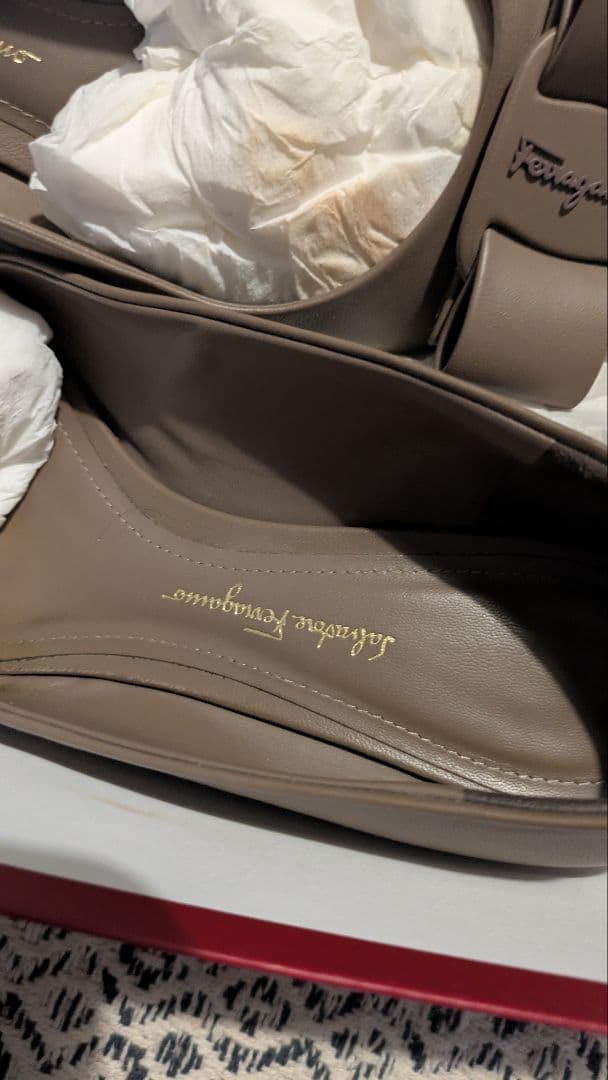 Salvatore Ferragamo Vivaフラットバンプス　サイズ9