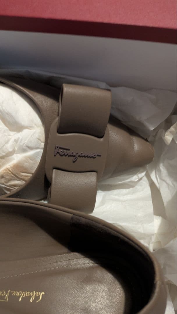 Salvatore Ferragamo Vivaフラットバンプス　サイズ9