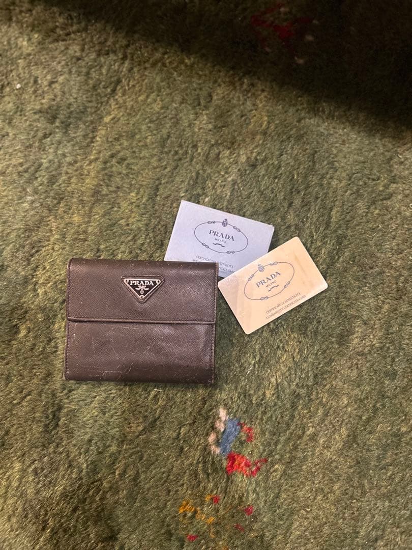 PRADA ダークブラウン 三つ折り財布　証明カード付き