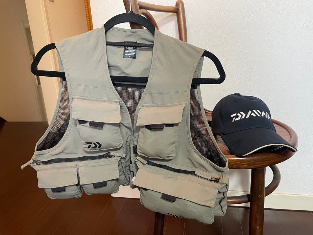 ほぼ未使用品　ダイワ　渓流ベストとキャップのセット