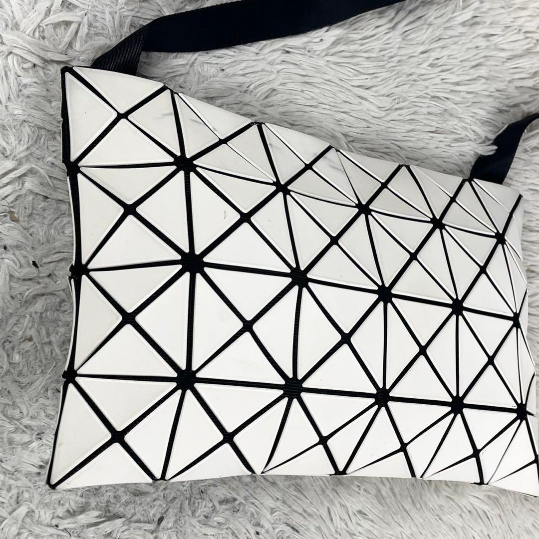 美品 バオバオイッセイミヤケ レザー ショルダーバッグ ファスナー ホワイト