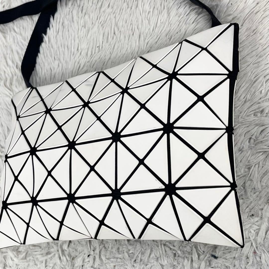 美品 バオバオイッセイミヤケ レザー ショルダーバッグ ファスナー ホワイト