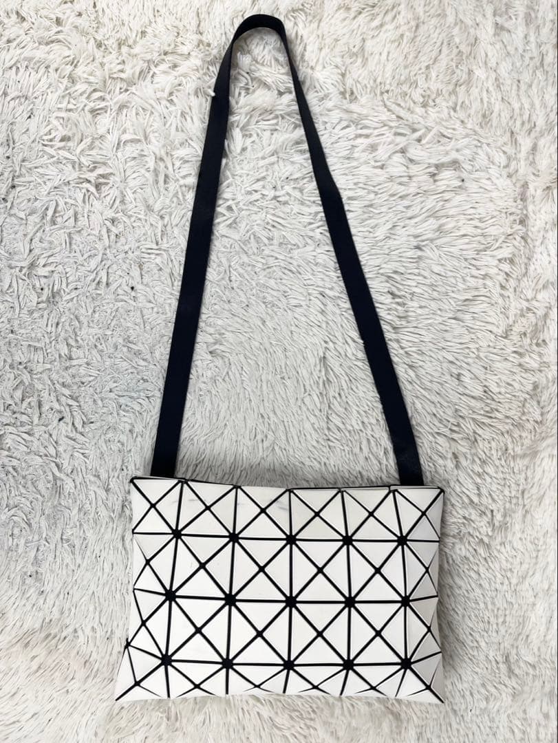 美品 バオバオイッセイミヤケ レザー ショルダーバッグ ファスナー ホワイト