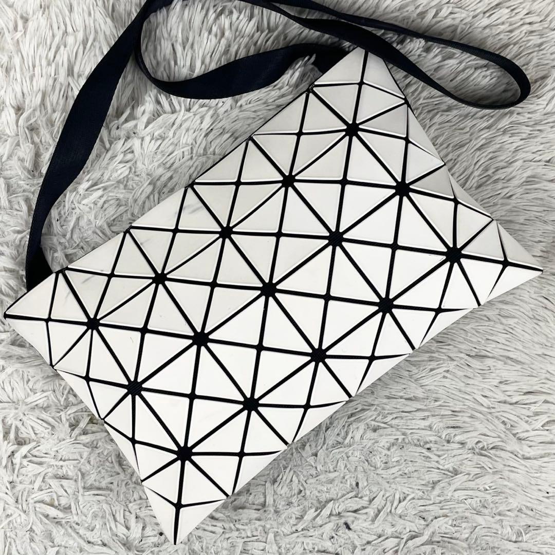 美品 バオバオイッセイミヤケ レザー ショルダーバッグ ファスナー ホワイト