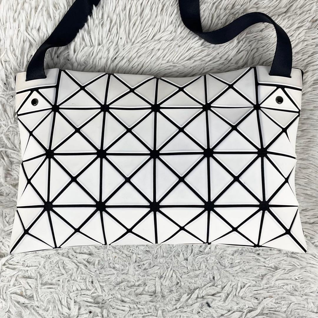 美品 バオバオイッセイミヤケ レザー ショルダーバッグ ファスナー ホワイト