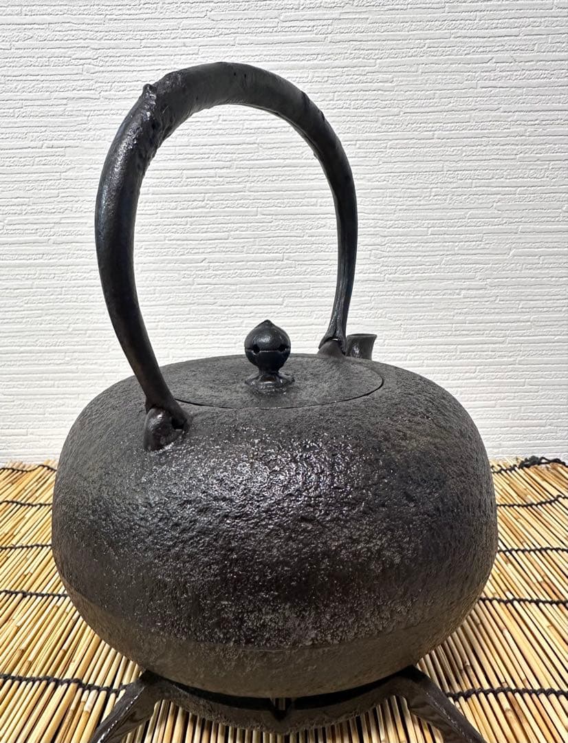 未使用品、供箱等付属品付　南部岩鋳三代目清茂作　２５型肌文様　南部鉄瓶　南部鉄器