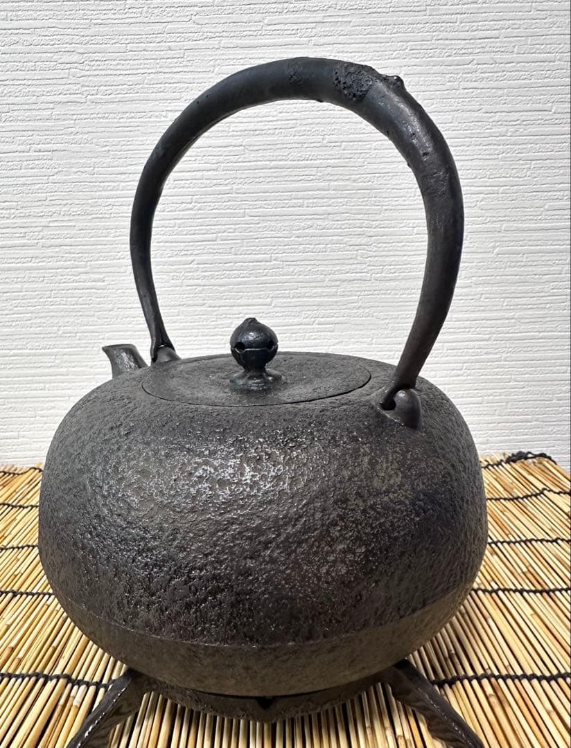 未使用品、供箱等付属品付　南部岩鋳三代目清茂作　２５型肌文様　南部鉄瓶　南部鉄器