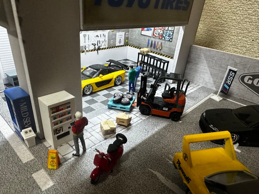 64/1 ミニカー　ジオラマ　ガレージ　フィギア