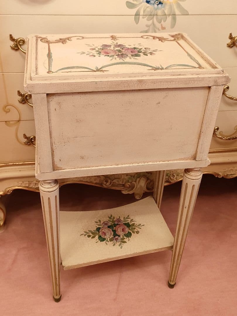 ☆フラワーモチーフのサイドテーブル・フランスアンティーク☆