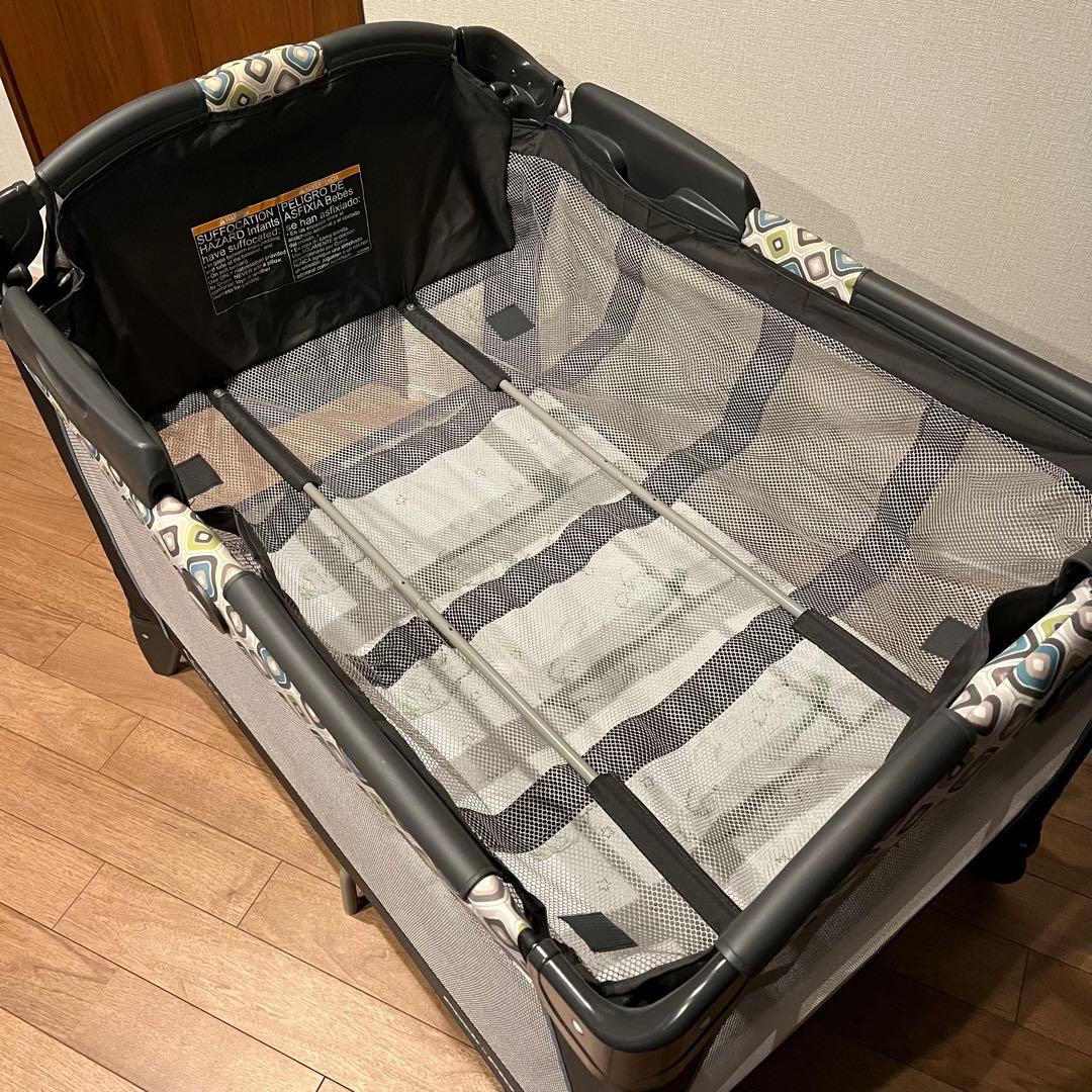 【Graco グレコ】ベビーベッド　ポータブルナッパー＆バシネット付プレイヤード