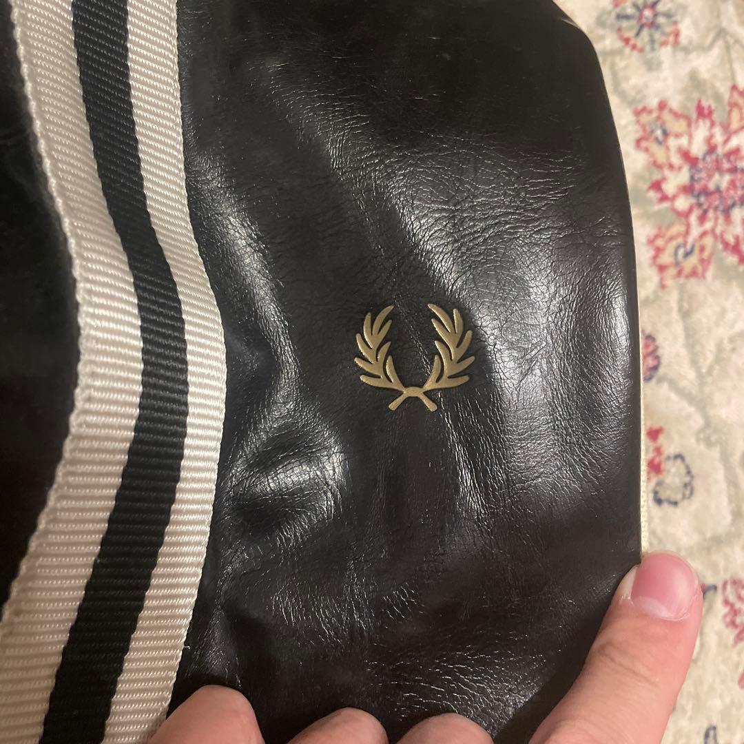 FRED PERRY ブラック ドラムバッグ ボストン