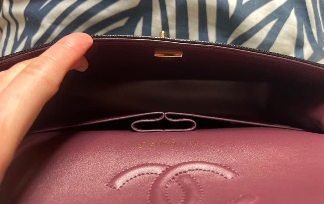 ブラックのキルティングレザーショルダーバッグ