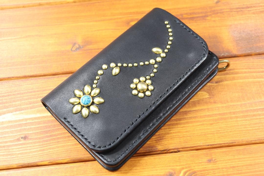 フラワースタッズミドルトラッカーウォレット ハトメ小判カン付き