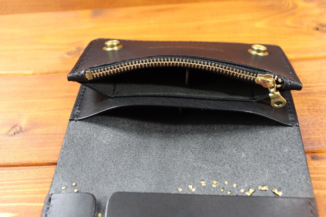 フラワースタッズミドルトラッカーウォレット ハトメ小判カン付き