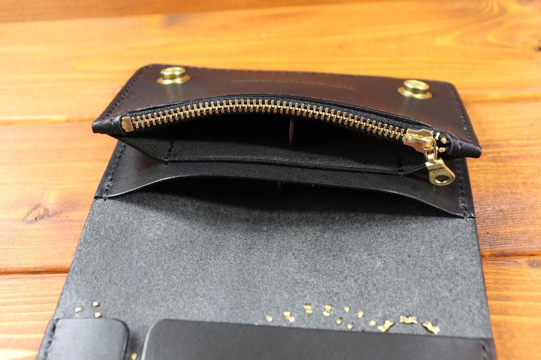 フラワースタッズミドルトラッカーウォレット ハトメ小判カン付き